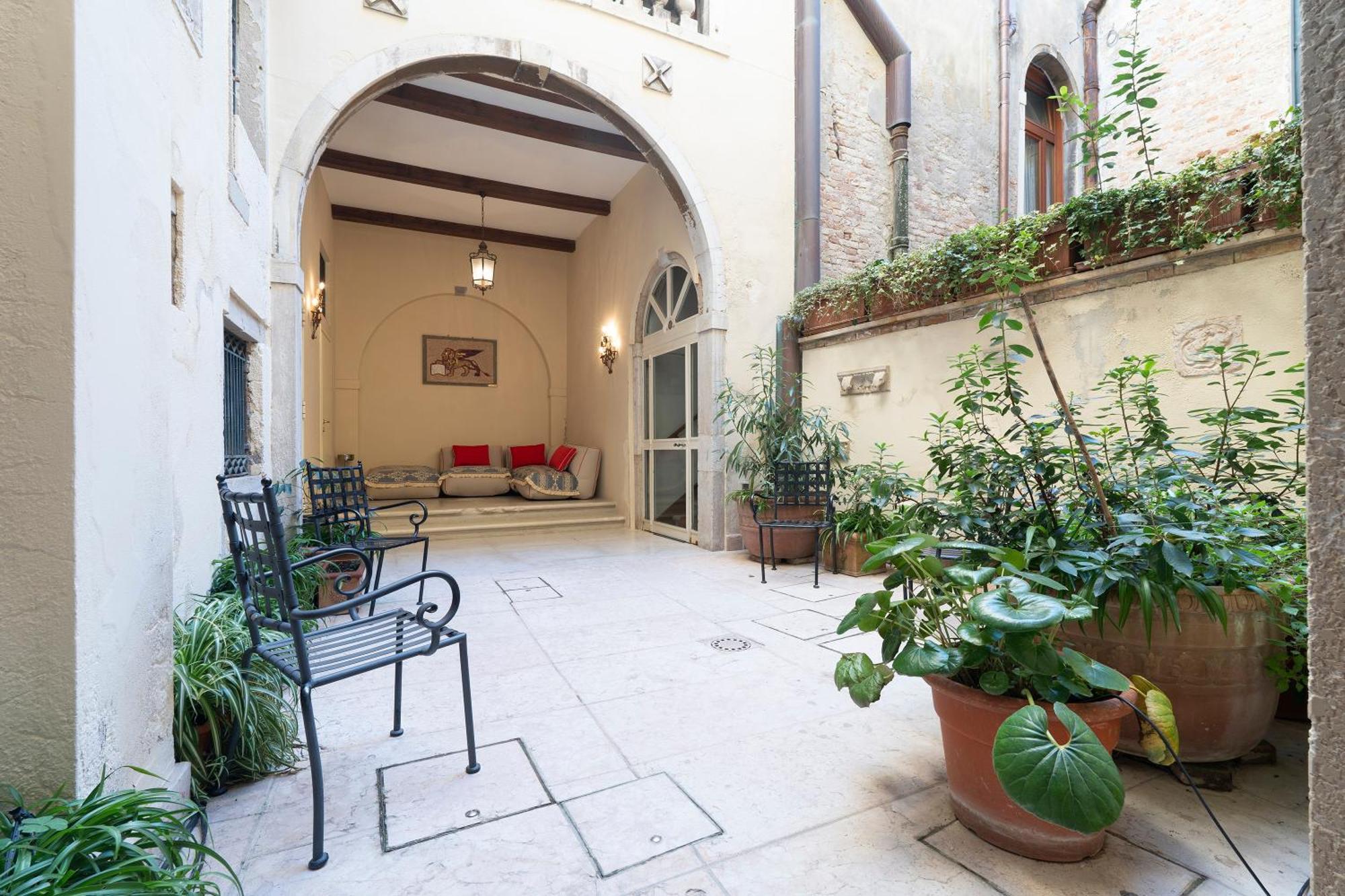 Fortuny3967 Suites & Wine Venedig Exteriör bild